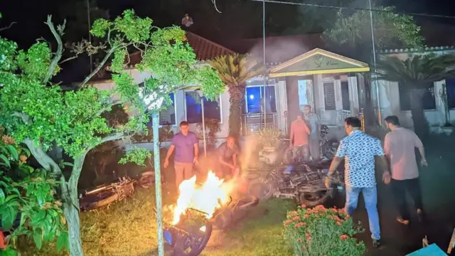 মোটরসাইকেলে অগ্নিসংযোগ করা হয়