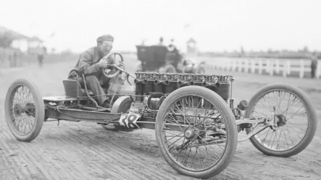 Carl Fischer pilotando carrocorrida