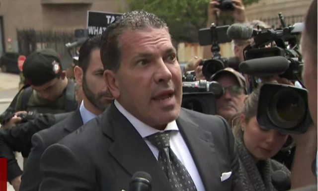 L'avocat de Trump s'exprime face à un groupe de journaliste