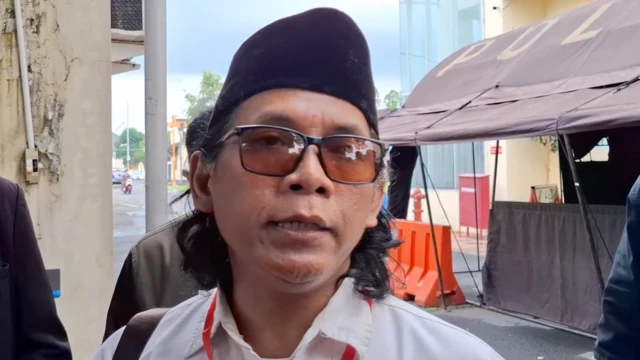 Burhanudin mendatangi Polresta Solo untuk melaporkan pemilik rumah makan Ayam Goreng Widuran pada Senin (26/05).