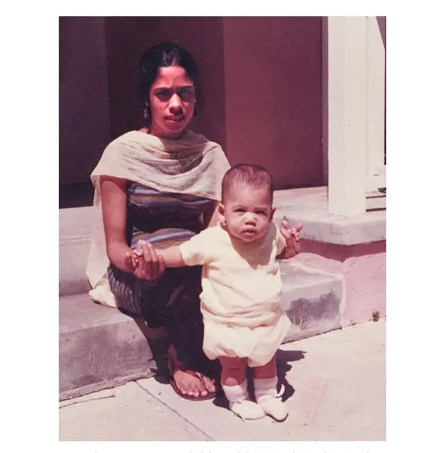 Камала Харрис апасы менен