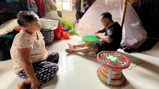 अनेकांनी आपले व्यवसाय आणि काम शिबिरांमधून सुरु ठेवलं आहे.