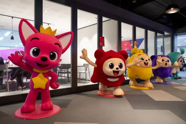 पिंकफाँगने तयार केलेल्या गाण्यातील व्यक्तिरेखांच्या प्रतिकृती 