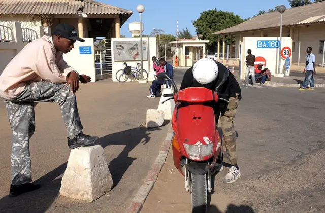 Des travailleurs civils attendent devant une base militaire française à Dakar, capitale du Sénégal, le 20 février 2010. (Illustration)