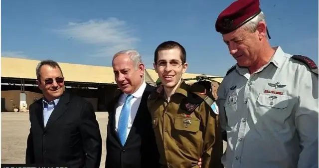 अक्टूबर 2011 में हमास के कब्ज़े से रिहा हुए सैनिक गिलाड शालित का स्वागत करते बिन्यामिन नेतन्याहू.