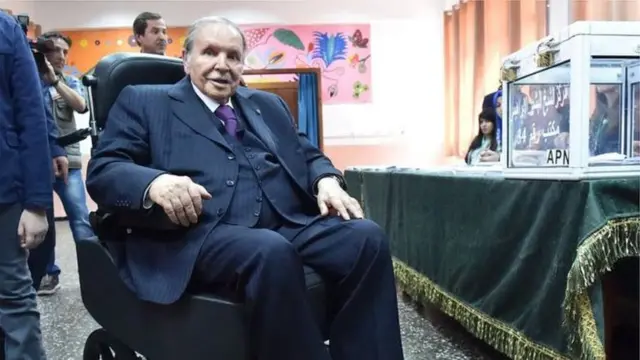 Bouteflika agendera mu kagare k'abarwayi kandi yagiye aburizamo inama z'akazi zo mu bihe bishize bya vuba