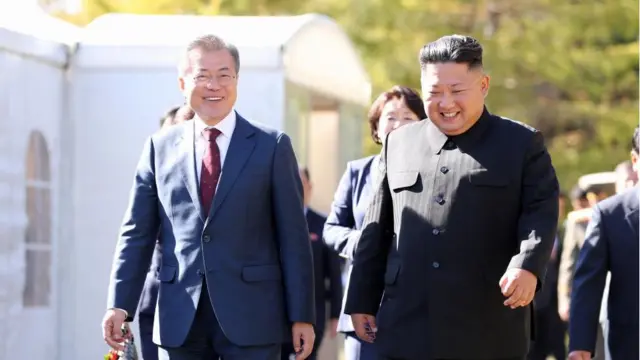 북한을 방문한 문재인 대통령이 2018년 9월 20일 삼지연초대소에서 김정은 국무위원장과 산책을 하며 대화하고 있다