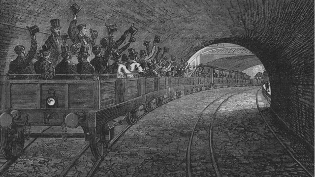 1863లో మెట్రో రైలు ట్రైల్ రన్ సందర్భంగా గాలిలో టోపీలు ఊపుతున్న ప్రయాణికులు