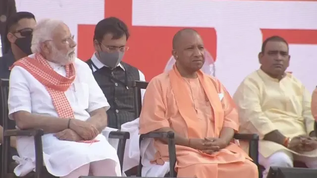 प्रधानमंत्री नरेंद्र मोदी के साथ योगी आदित्यनाथ