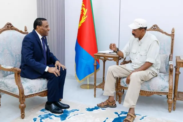 Isaayyaas Afawarqii Dr. Kaamil Idiriis waliin