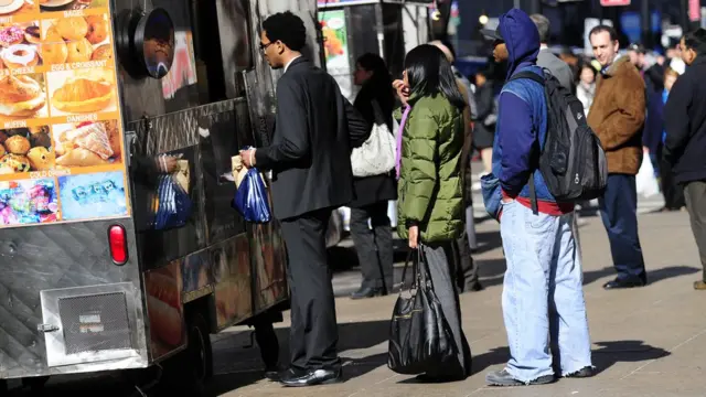 Pessoas fazem fila para comprar comidavaidebet liga nao encontradaNova York