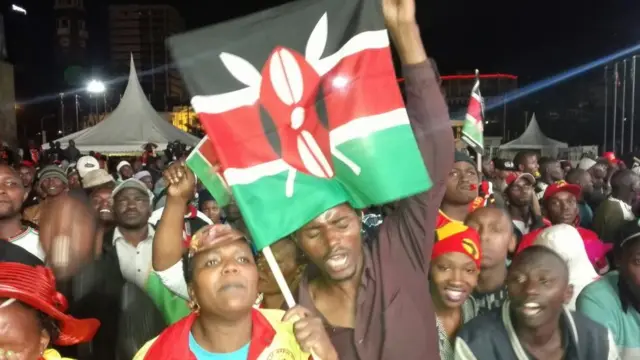wafuasi wa Jubilee wakifurahia kutangazwa kwa rais Uhuru Kenyatta kama msahindi wa uchaguzi mkuu