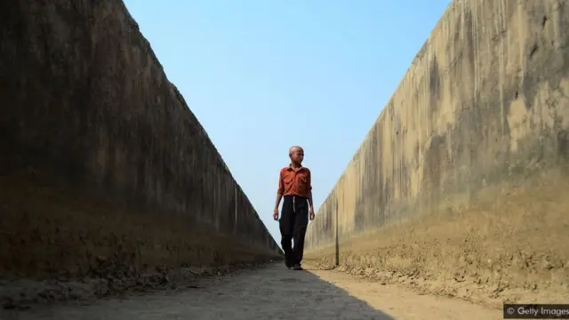 بھارت کے گجرات سمیت کئی علاقوں کو پانی کی کمی کا سامنا ہے جہاں گرم موسم میں نہریں خشک ہو جاتی ہیں