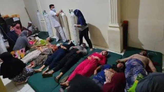 Penampakan warga pingsan, mual dan muntah diduga akibat keracunan gas dari PT Sorik Marapi Geothermal Power (SMGP), Kamis (22/2).