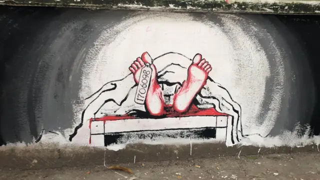 এমন হৃদয় মোচড়ানো গ্রাফিতি নজর কেড়ে নিয়েছে পথচারীদের