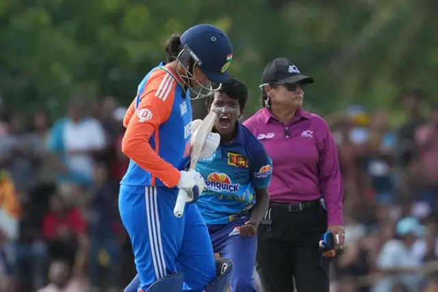 කෙසේ වුවත් 7 වන පන්දු වාරයේදී කවීෂා දිල්හාරි ලකුණු 16ක් රැස් කර ගෙන සිටි ෂෆාලි වර්මාගේ කඩුල්ල දවා ගැනීමට සමත් වුවාය.