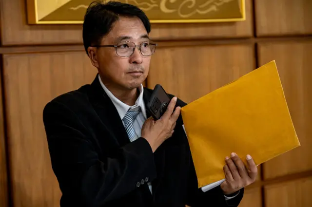 นายธีรยุทธ สุวรรณเกษร บอกบีบีซีไทยว่า ผู้ฟ้องคดีคนแรกรู้จักกันเพราะเป็น “ทนายรุ่นน้อง” ส่วนผู้ฟ้องคดีกลุ่มที่ 2 ติดต่อเขาเข้ามาเพราะเห็นด้วยกับกับยื่นฟ้องคดีต่อศาลปกครอง