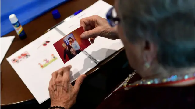 Una mujer mira una foto