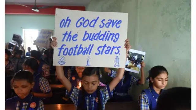 За порятунок дітей молились люди у всьому світі. На фото школа в Індії