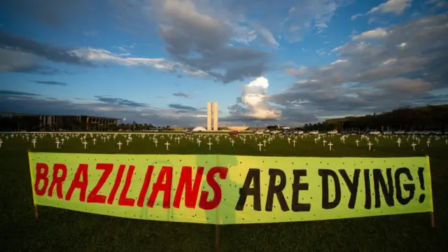 Brezilya'da Kongre binası önünde, Covid'den yaşamını yitiren 400 bin kişi anısına 400 haç dikildi.