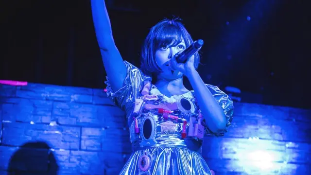 グレイト・エスケイプ・フェスティバルでのきゃりーの衣装は、化粧ブラシや化粧品で装飾されていた