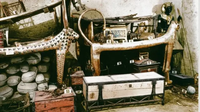 Foto-foto Burton mengungkapkan lebih dari 5.000 objek dijejalkan ke dalam makam kecil.