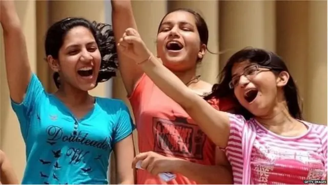 खुशी मनातीं लड़कियां