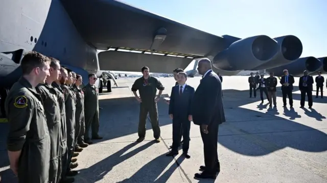 로이드 오스틴 미국 국방장관과 이종섭 국방부 장관이 2022년 11월 3일 메릴랜드주 앤드루스 공군기지를 방문했다. 뒤로 미국의 전략폭격기 B-52가 보인다