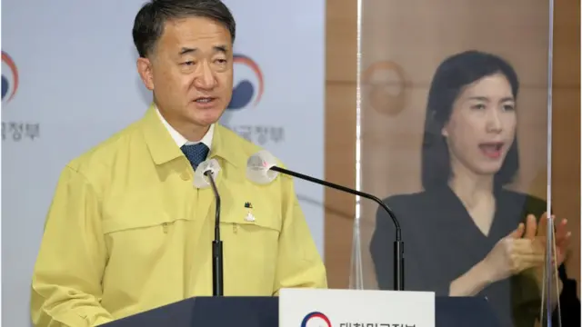 박능후 보건복지부 장관이 22일 서울 세종로 정부서울청사 브리핑룸에서 거리두기 2단계 격상에 대해 발표하고 있다