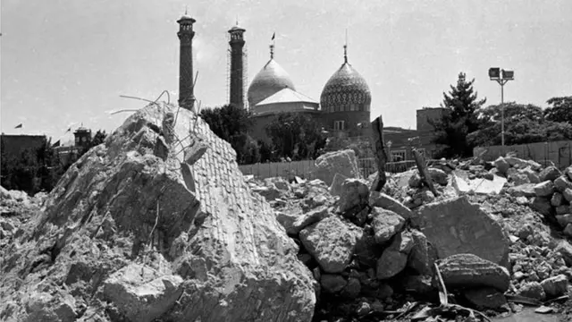 کار تخریب مقبره رضا شاه حدود بیست رو طول کشید و از دینامیت و جرثقیل به غیر از تخریب دستی هم استفاده شد