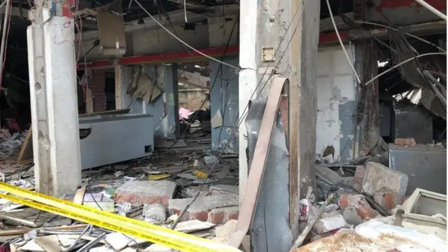 বিস্ফোরণে তিনতলা ভবনটি ধসে পড়েছে