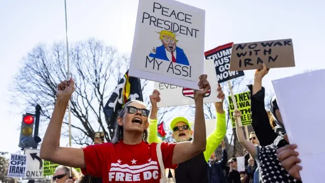 Протест против бомбардировок Ирана у Белого дома 28 февраля