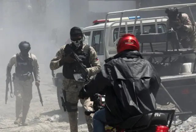 Agentes de policía patrullan las calles después de dispersar una manifestación que exigía al gobierno seguridad ante las pandillas, en Puerto Príncipe, Haití, el 19 de agosto de 2024. 