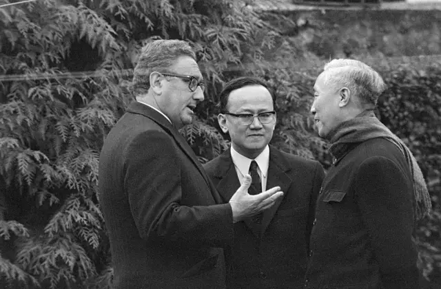 Lê Đức Thọ (bìa phải) nói chuyện với Henry Kissinger qua người phiên dịch (giữa) tại Paris năm 1972