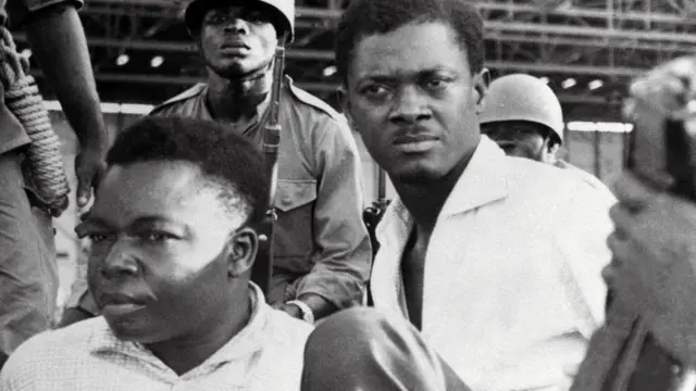 Patrice Lumumba (i buryo) na mugenziwe Joseph Okito (i bubamfu) bahagaritswe muri Kigarama 1960
