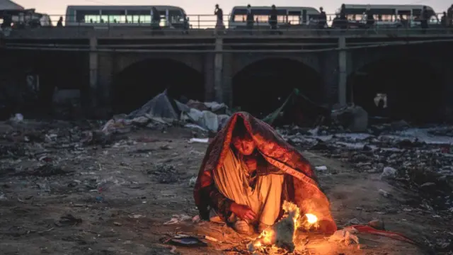 Seorang pecandu narkoba Afghanistan mengonsumsi heroin di bawah jembatan yang kumuh di Kabul