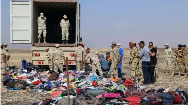 Russian emergency services personnel and Egyptian servicemen working at the crash site (2 November 2015)
