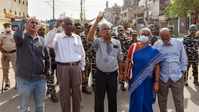 साल 2022 में दिल्ली के जहांगीर पुरी में जब बुलडोज़र से अतिक्रमण हटाने की कार्रवाई प्रशासन कर रहा था, तब सीपीआई नेता डी राजा (सफेद शर्ट), बिनॉय (बीच में) और एनी राजा (नीली साड़ी में) वहां पहुंचे थे.