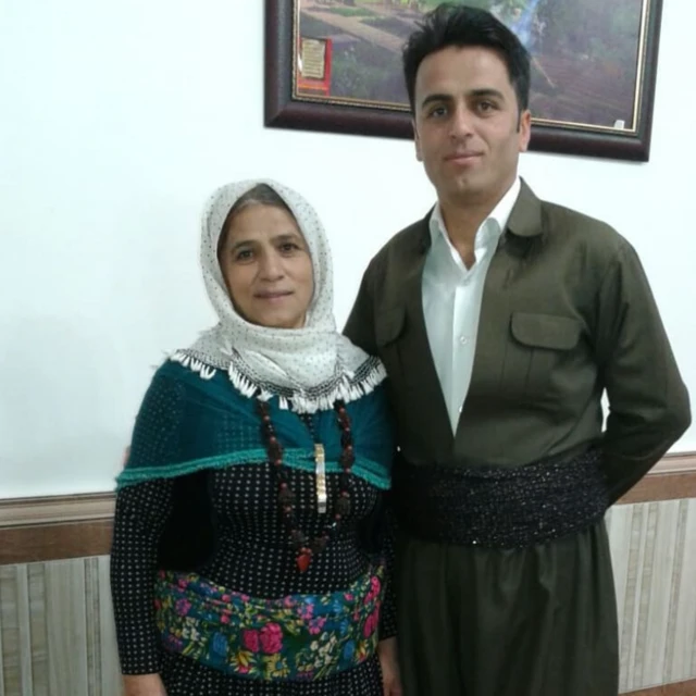 شورش نیکنام در کنار مادرش