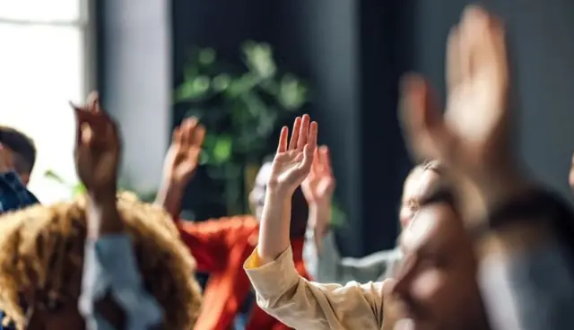 பெண்கள் பொதுவெளியில் கேள்வி கேட்க ஏன் தயங்குகிறார்கள்?