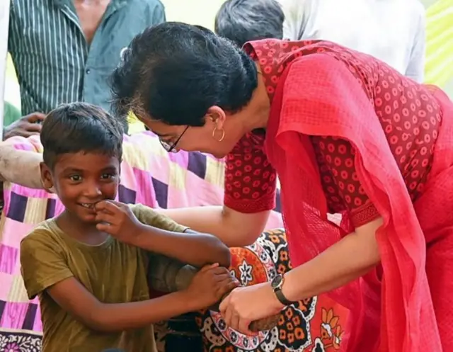 दिल्लीतील एका विस्थापितांच्या शिबीरात लोकांना भेटताना मंत्री आतिशी