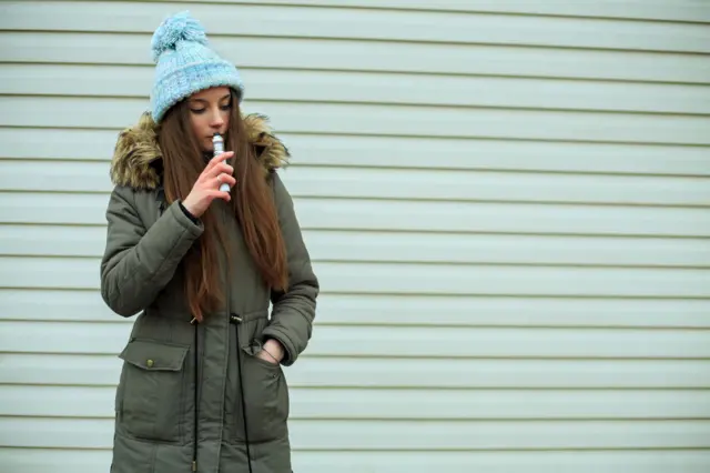 Девојчица пуши вејп