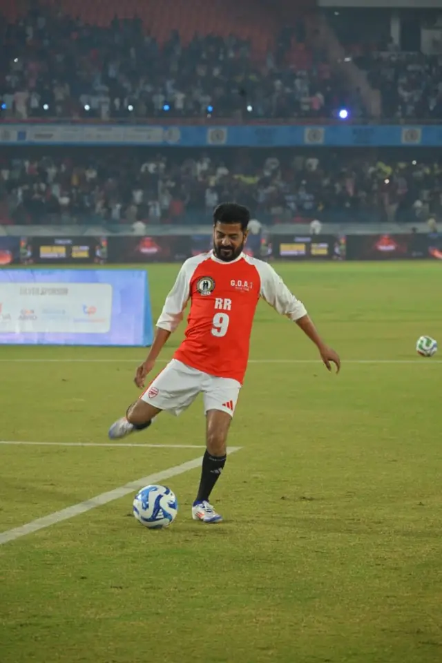 మ్యాచ్ ఆడుతున్న రేవంత్ రెడ్డి 