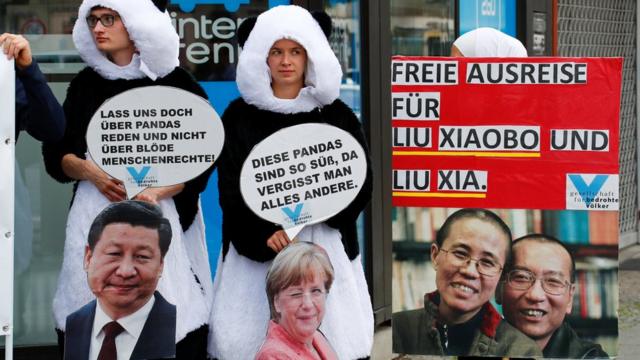 柏林动物园外示威者举起标语要求习近平释放刘晓波和刘霞（5/7/2017）
