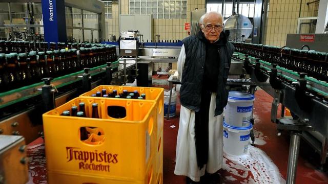 Manastırın masrafları, dua eşliğinde demlenen dünyaca ünlü Trappist birasının geliri ile karşılanıyor.