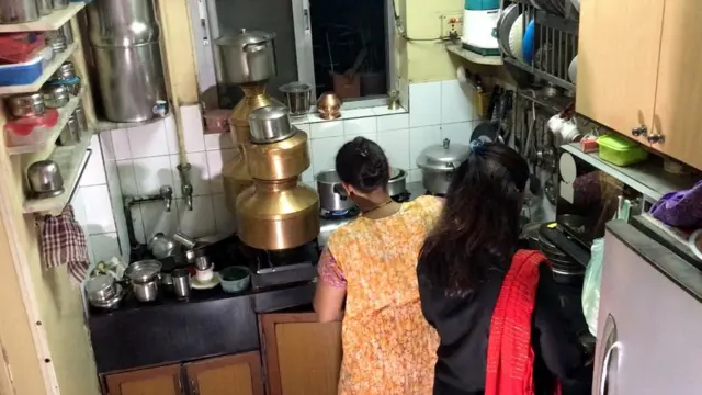 160 स्क्वेयर फ़ीट के घर में नौ लोग