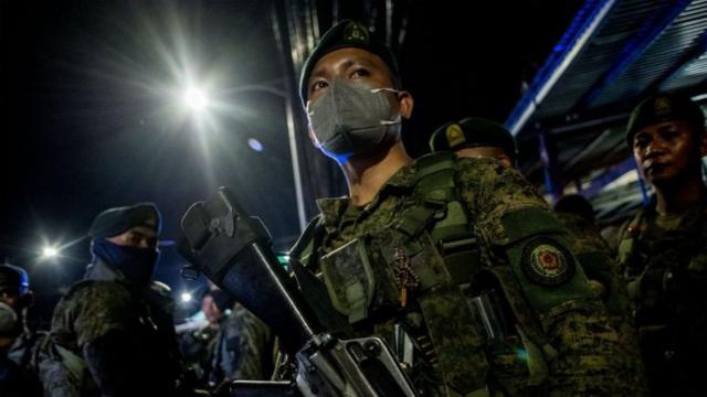 菲律宾疫情严重，总统杜特尔特下令警察及军队可枪杀违反隔离措施的人。
