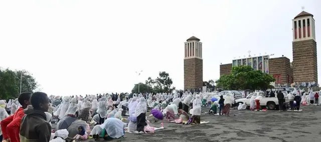 በዓል ትንሳኤ፡ ኣብ ኤርትራ'ዉን ብዝለዓለ ድምቀት ተኸቢሩ'ሎ። ፕረዚደንት ኢሳይያስ ኣፈወርቂ'ዉን ናብ ርእሰ ኣድባራት ቅድስቲ ማርያም ቤተክርስቲያን ኣስመራ ብምኻድ ከም ዝተሳተፈ ተገሊጹ