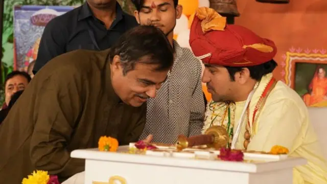 કેન્દ્રીય મંત્રી નીતિન ગડકરી સાથે ધીરેન્દ્ર શાસ્ત્રી