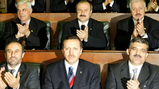 Siirt milletvekili seçilen Erdoğan, 11 Mart 2003'te TBMM'de, Gül ile. 
